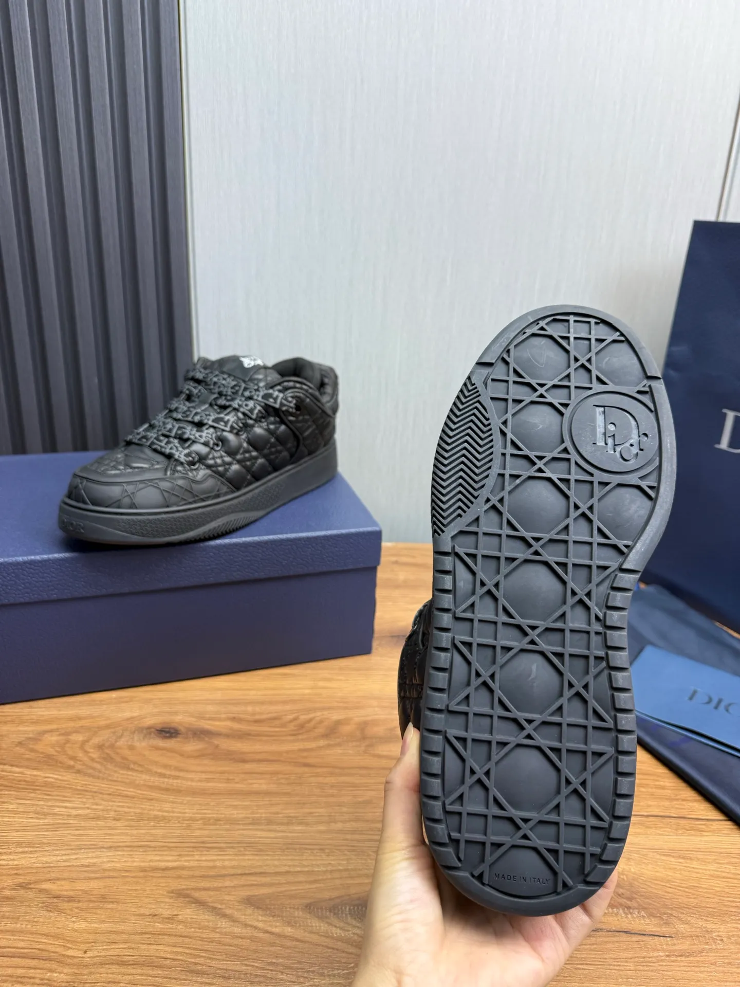 Men's shoes 💰800💰 Dior sneakers enrich the classic series with fashionable retro style. Carefully crafted, they can be paired with casual looks all year round. Dad Shoes style shoes that follow the trend of the retro market ▪️ Fabric: Original custom embroidered cowhide ▪️ Lining: Imported breathable mesh ▪️ Sole: Original molded non-slip outsole ▪️ Size: 38-45 (45 is custom-made and cannot be returned)